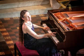 Emilie Capulet – piano