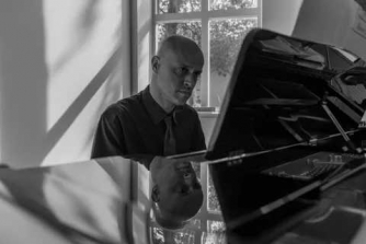 Viv McLean piano (Image credit Seb Edwards)